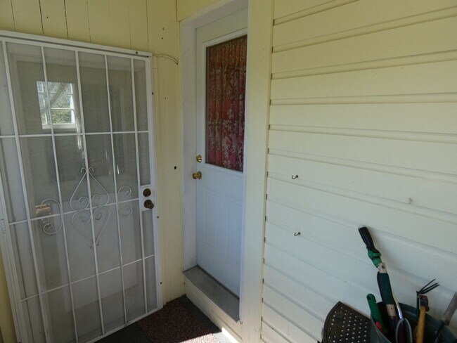 Building Photo - APPLICATION PENDING - 214 W 12th Upstairs ...