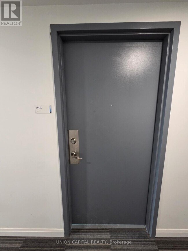 Photo du bâtiment - 1900 Simcoe St N