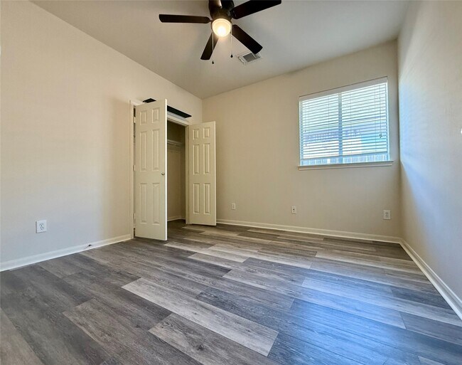 Foto del edificio - 6326 Richland Hills Dr