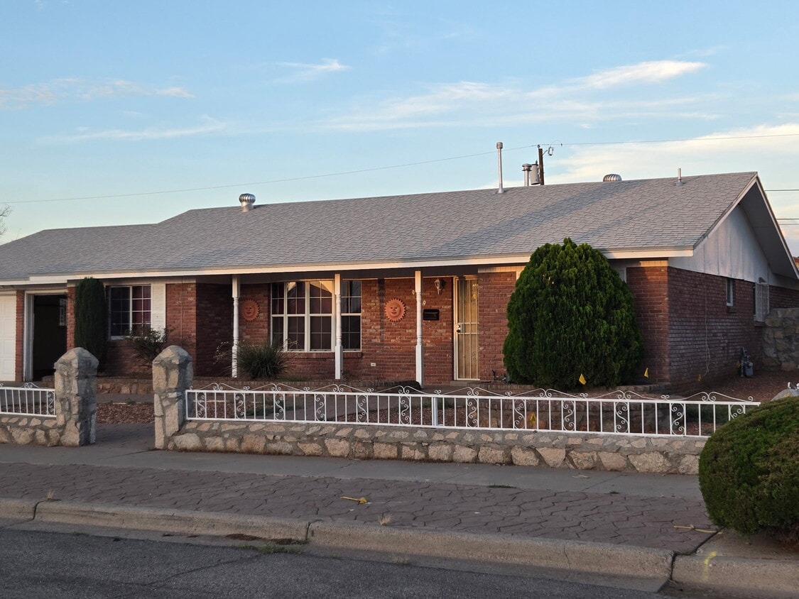 Primary Photo - 9329 Shaver Dr
