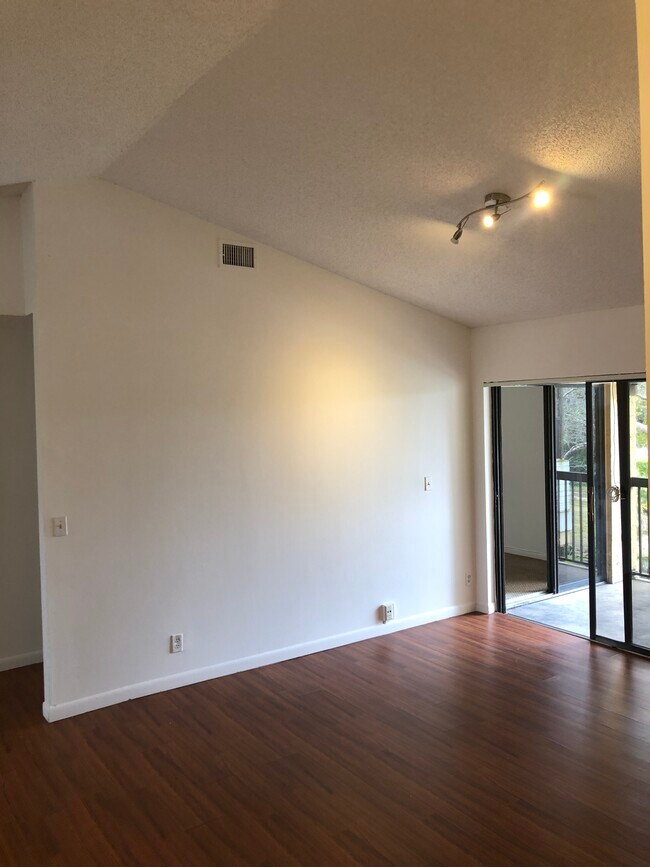 Foto del edificio - 5761 Riverside Dr