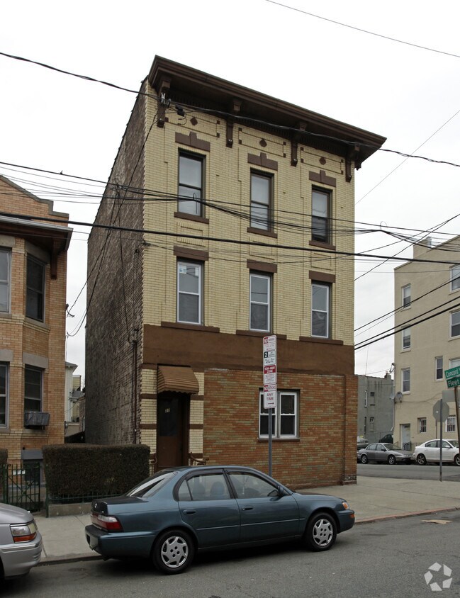 Building Photo - 27 Concord St