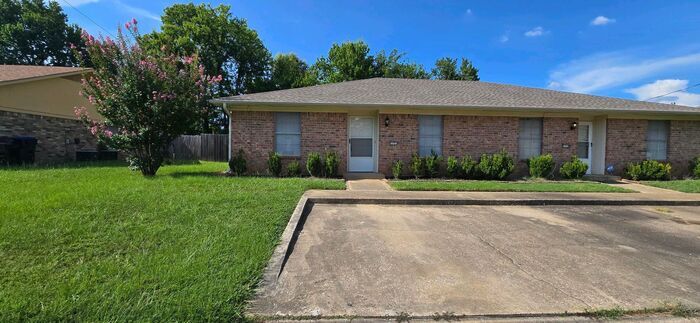 Foto principal - Available Now! 2 Bedroom 1 Bath in Longvie...