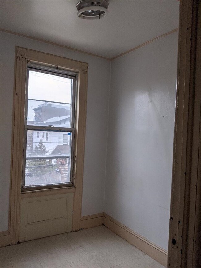 Building Photo - 14 Beacon Ave