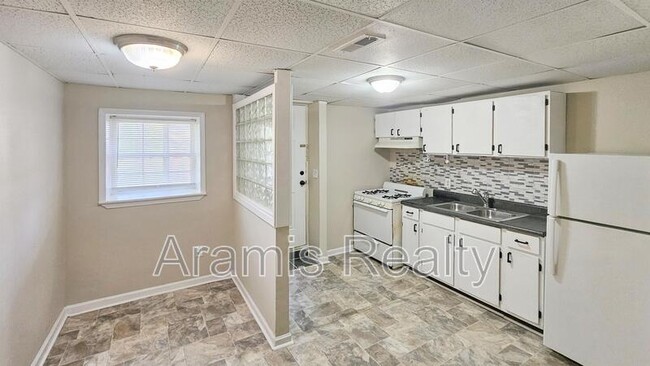 Foto del edificio - 7466 Westlake Dr