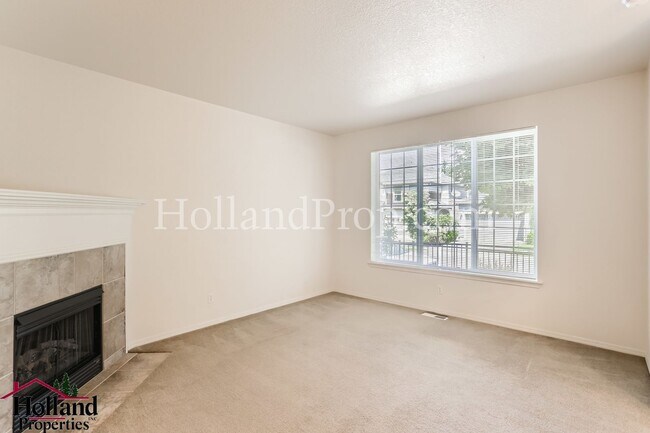 Foto del edificio - Spacious 3-Bedroom Home with High Ceilings...