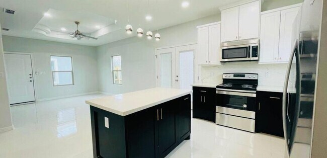 Building Photo - 212 W Saint Helena Ave