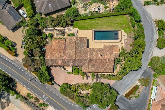 Foto del edificio - Montecito Property with a View and a Pool ...