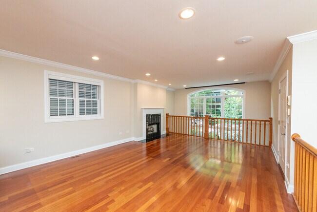 Building Photo - 837 W Roscoe St