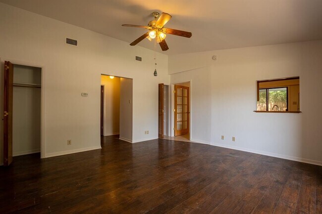 Building Photo - 104 Grand Prairie Cir