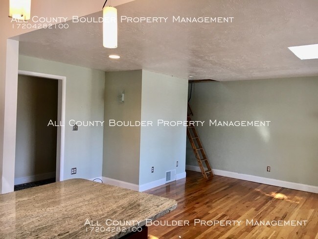 Building Photo - Corner Longmont Home with Large Fenced Yard