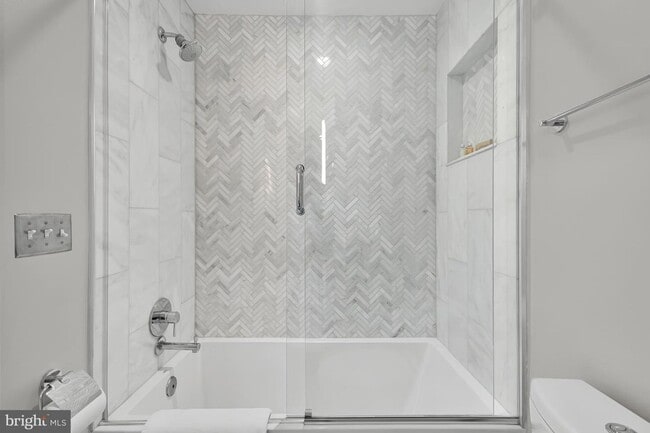 Building Photo - Logan Circle Beautifully Renovated Studio Apartment