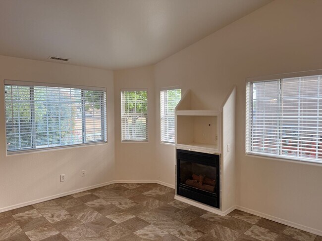 Foto del edificio - 9800 E Lakeshore Dr