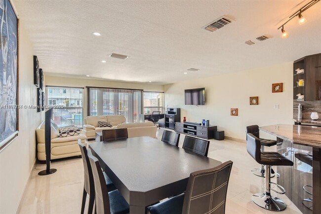 Foto del edificio - 3864 NE 167th St