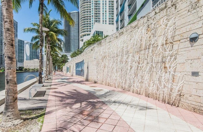 Foto del edificio - 335 S Biscayne Blvd