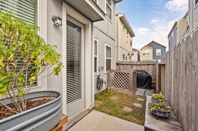 Foto del edificio - 9810 Falling Fern Ln