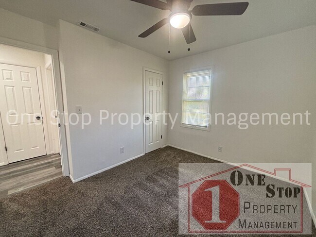 Foto del edificio - 4-bedroom, 2.5-bath in  Kansas City