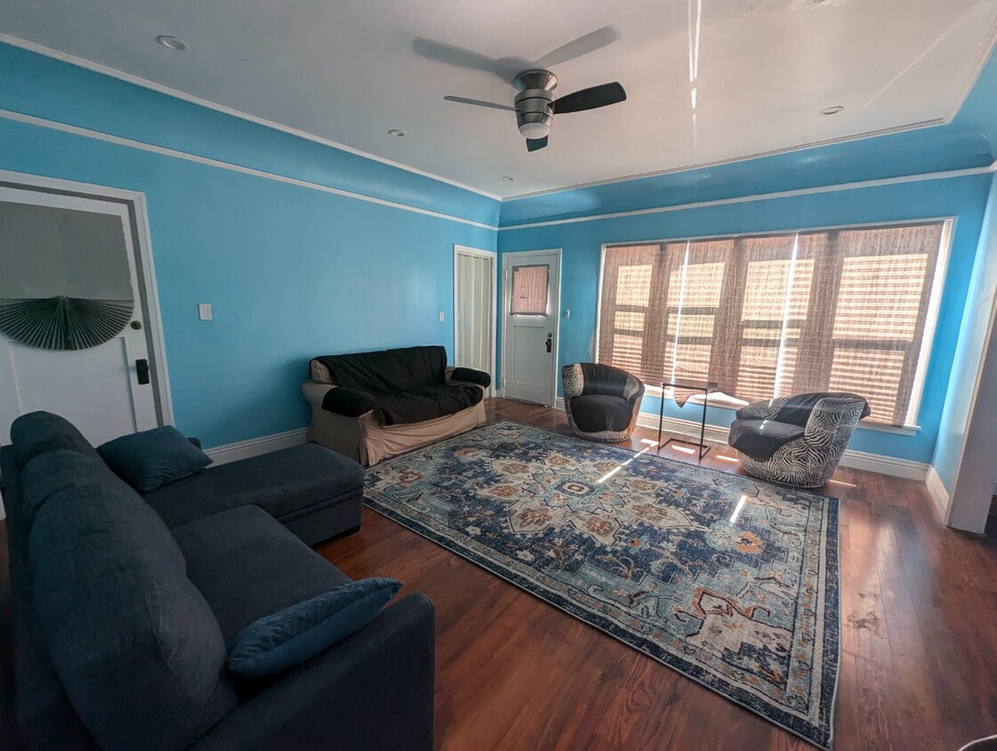 Living Room - 1701 West Blvd