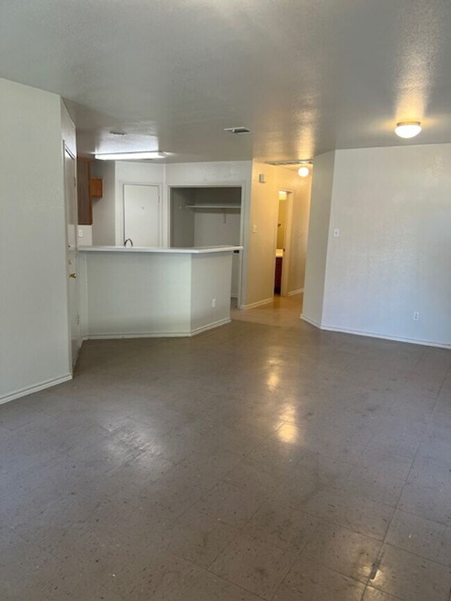 Building Photo - 984