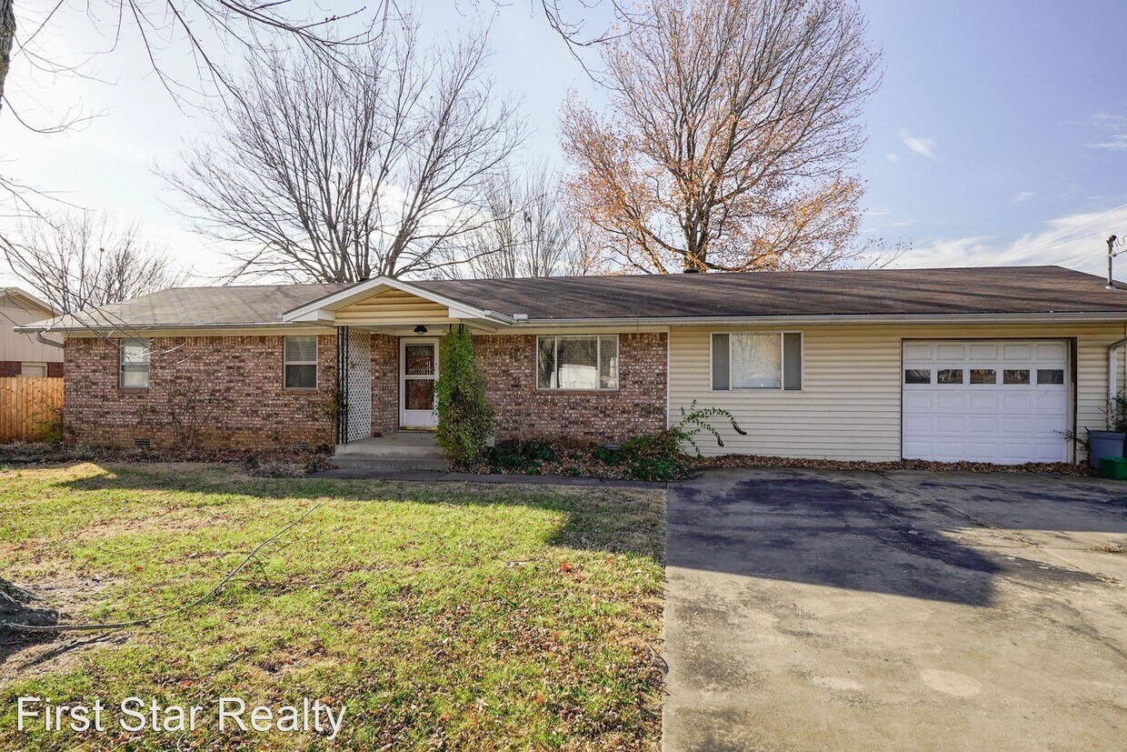 Primary Photo - 3 br, 1.5 bath House - 229 N. Broyles St.