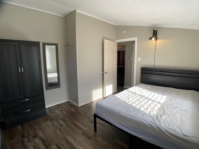 Building Photo - 3857 Ridgeway Dr