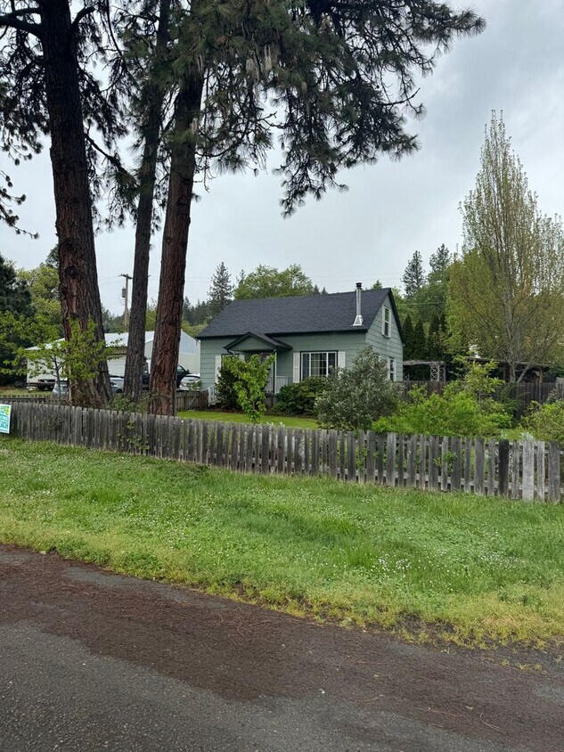 Primary Photo - Sutherlin 3 bedroom house with large shop