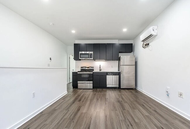 Building Photo - 3003 W Glenwood Ave
