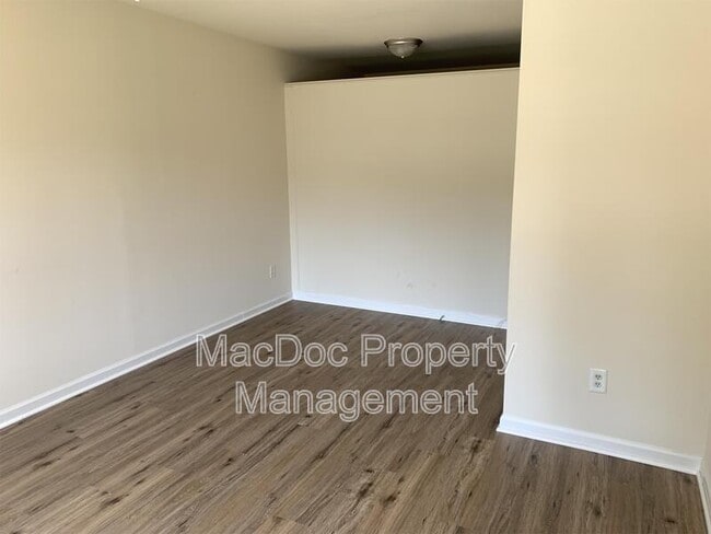 Foto del edificio - 918 Churchill Dr