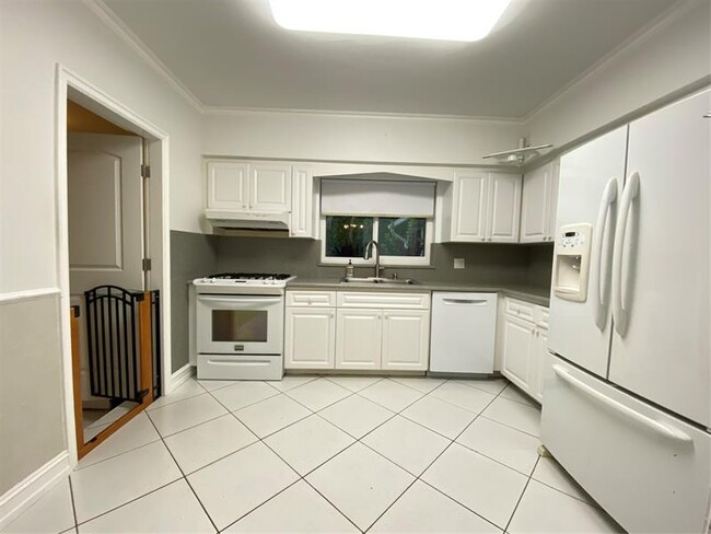 Building Photo - 1049 Van Buren St