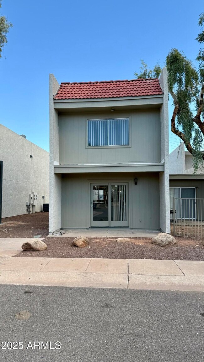 Building Photo - 2834 E Kathleen Rd