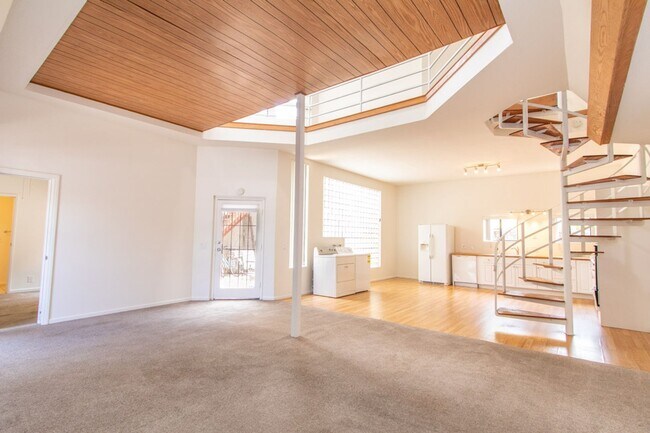 Foto del edificio - Loft-Like Unique 5 bed / 2 Bath Space with Lots of Character in Ocean Beach!