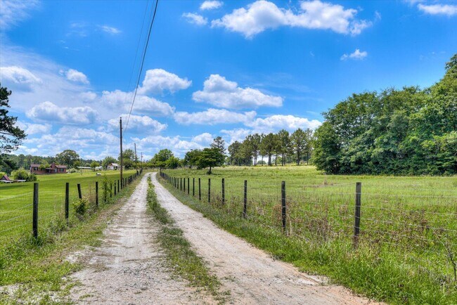 Foto del edificio - 717 Redds Branch Rd