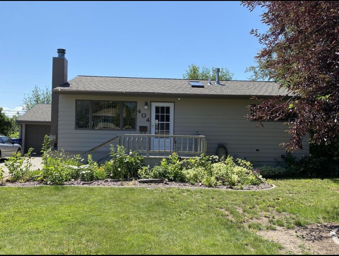 Primary Photo - Beautiful Home - West Side of Town