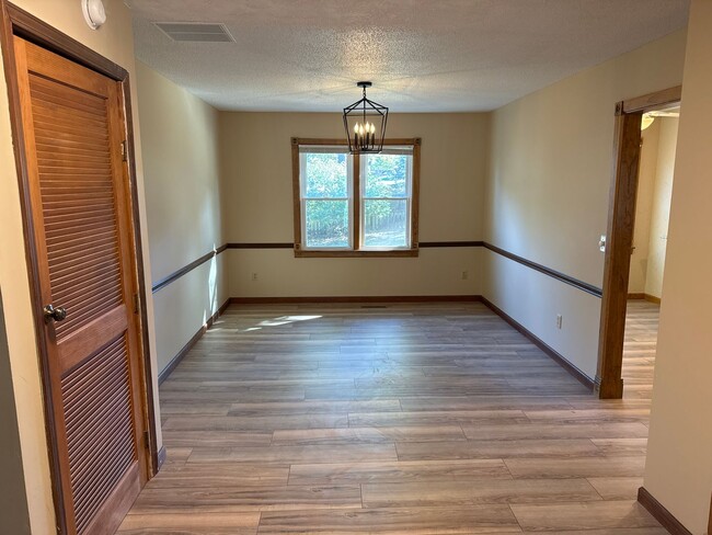 Building Photo - 4 Bedroom 3 Baths Southeast!  $2650