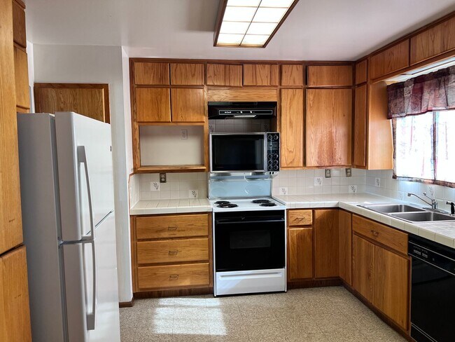Building Photo - Nice Nob Hill Location with 3 Bedrooms