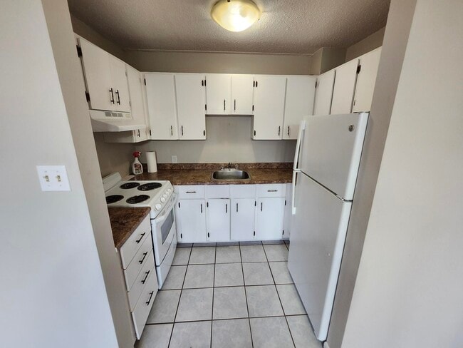 Building Photo - 411 Ellerdale St