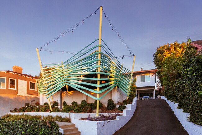 Foto del edificio - 908 Hyperion Ave