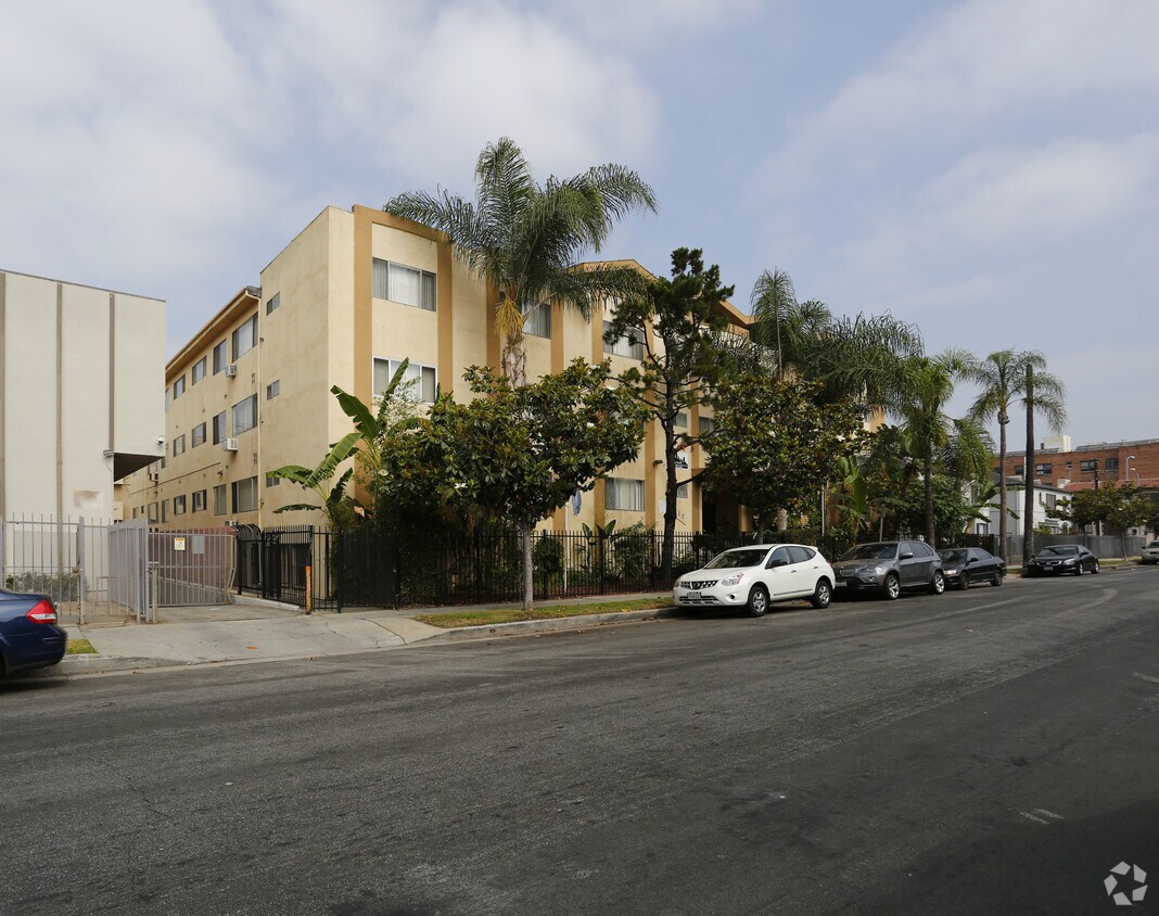 Primary Photo - 817 S St Andrews Pl