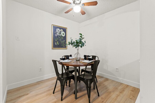 Foto del edificio - Huge 2 Bedroom condo right off Light Rail!