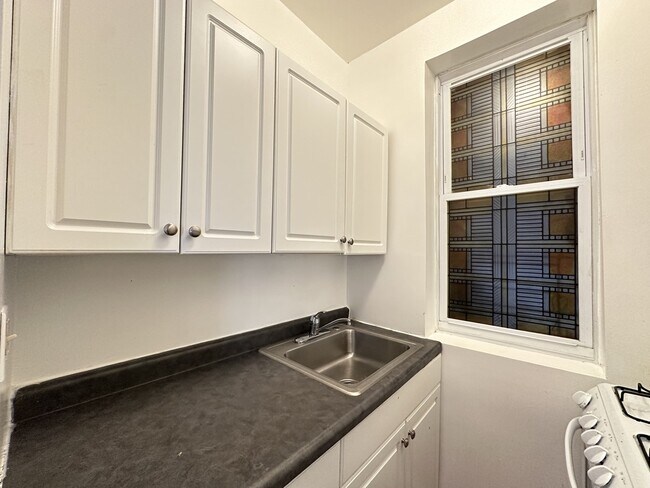 Foto del edificio - 2405 W Wilson Ave