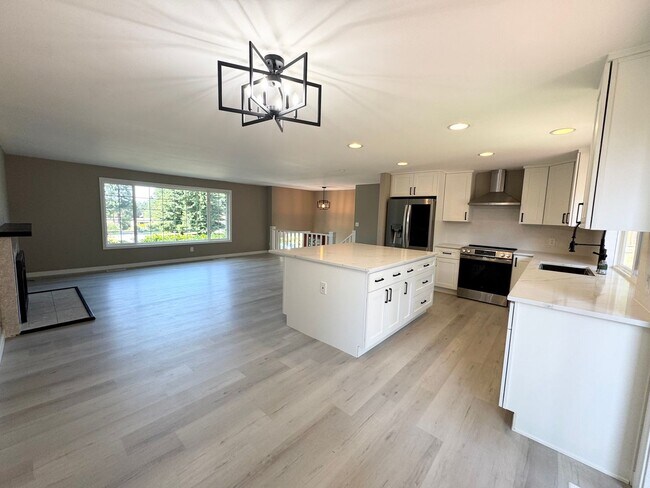 Building Photo - Beautifully remodeled five bedroom home on Finnhill in Kirkland