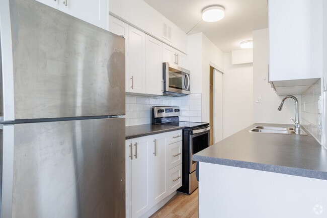 1BR, 1BA - 470 SF - Kitchen - 155 Market Street