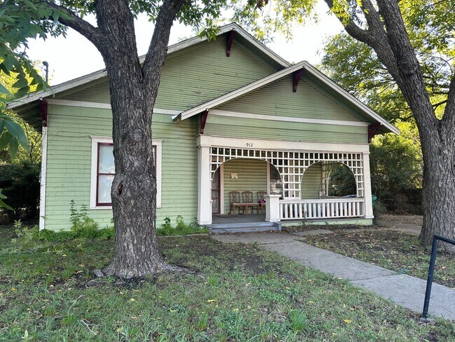 Building Photo - 912 N Elm St