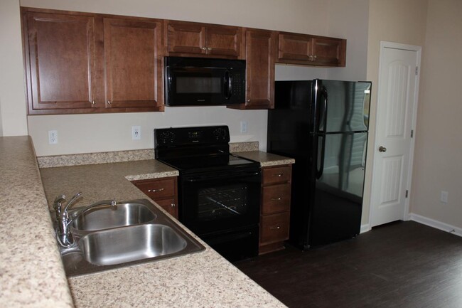 Building Photo - 2 Bedroom Townhome in Applewood, Creedmoor...