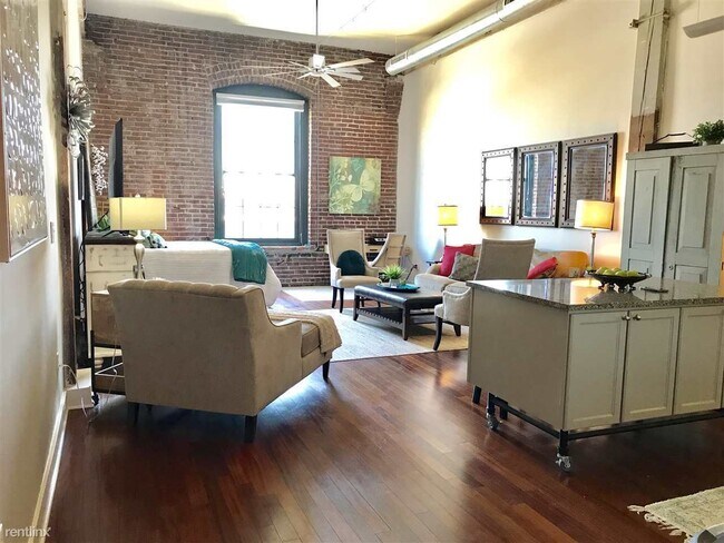 Building Photo - 1 br, 1 bath Condo - 505 Tennessee St Apt 404