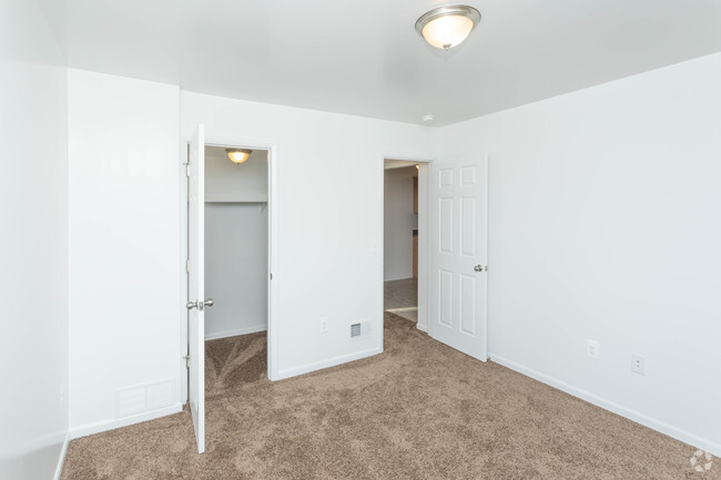 1BR, 1BA - 700 SF - Sterling Knolls