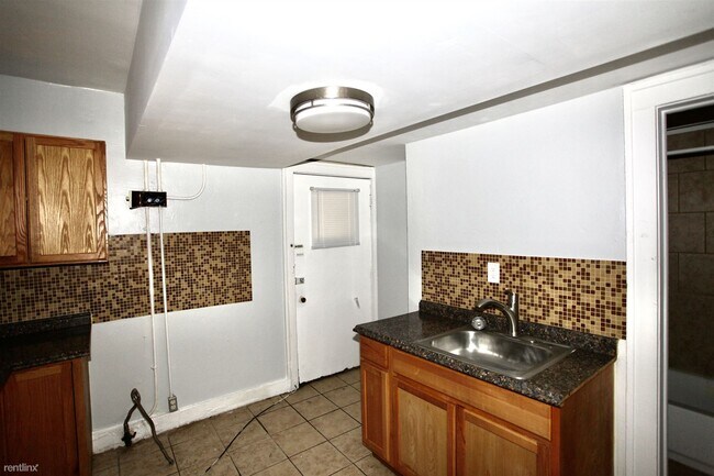 Building Photo - 2 br, 1 bath  - 2511 Central St Apt 9B