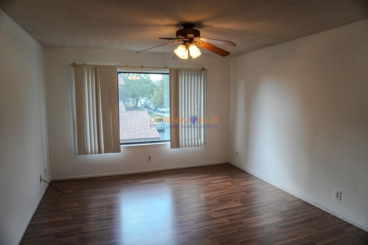 Foto principal - 2 Bed | 2 Bath | Light, Bright & Airy Cond...