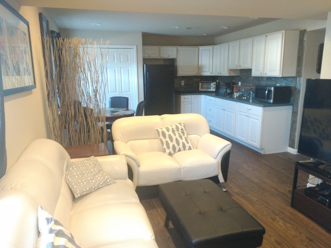 Foto principal - 343 E Bond Ct