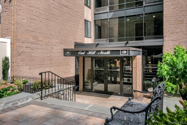 Foto del edificio - 128 Colonial Pkwy